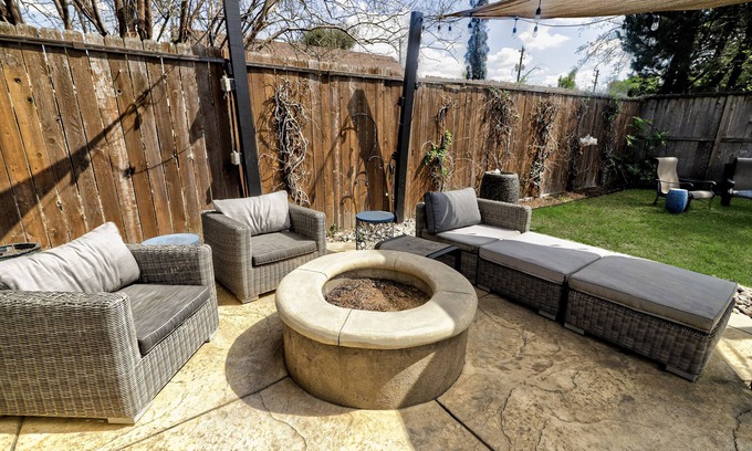 Spring Branch Central Casa | Spring Branch Haven - Spacious 3BR Oasis, Pet Friendly in Houston!