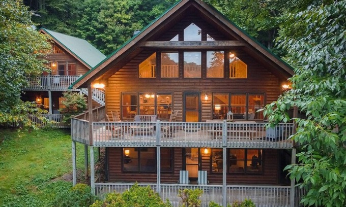 Wolf Laurel Casa | Spring Brook Mountain Retreat + Hot Tub +Sauna+ Fire Pit