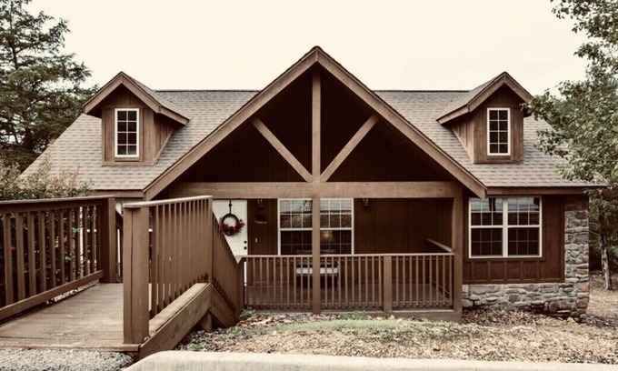 Reeds Spring Cabina | Spring is here! Come stay with us!Two master king suites. Gated golf community.