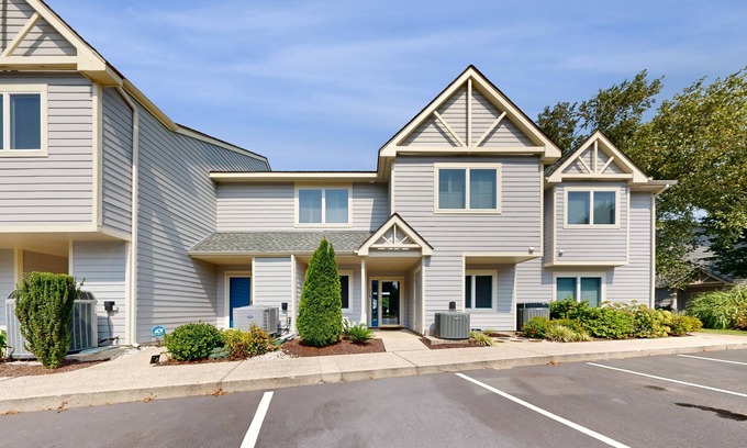 Rehoboth Beach Condominio | Spring Lake Condo with patio, free WIFI, W/D, shared pool