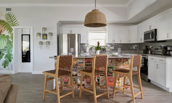 Greater Woodlawn Casa | SPRING SALE! -20% Spacious Tropical Paradise~Sleeps10~Short drive to DWTN+Beach!