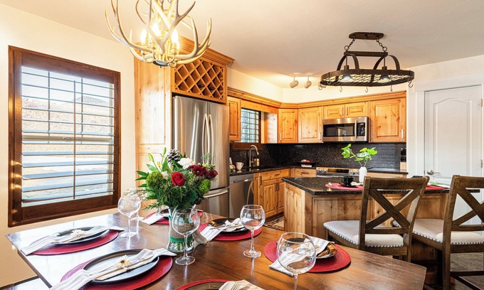 Park City Condominio | Spring Skiing + Hot Tub Across from Deer Valley East!