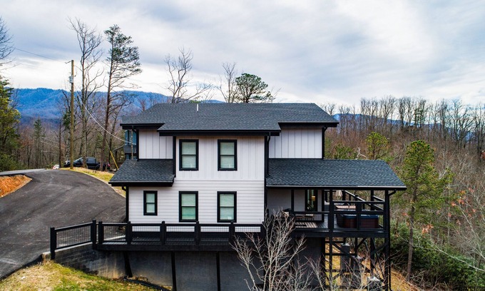 Gatlinburg - Pigeon Forge Chalet De Esquí | Spring Sunset Mountain Views! Peaceful Cabin! Hot tub!