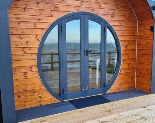 Isle of Thanet Chalet De Esquí | Spring Tide Cliff Top Glamping Pod with direct Sea Views