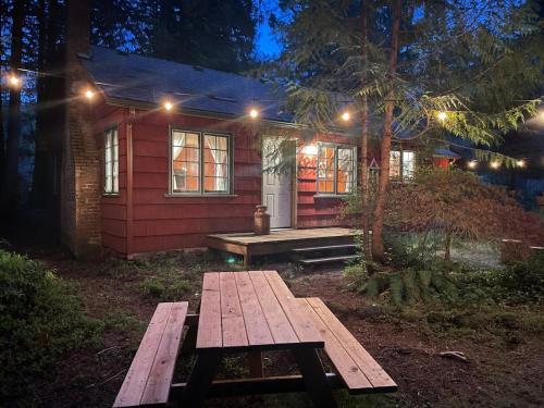 Mount Hood Village Casa | Springbrook · Cozy 2BR Mt. Hood Cabin, Fireplace & Retro Kitchen