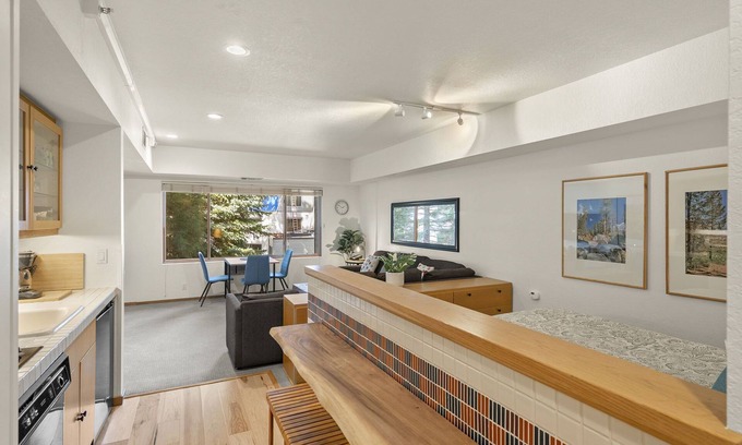 Olympic Valley Apartamento | Squaw Valley Lodge, : Updated studio. Hot Tubs, Sauna. Summer Pool & Tennis.