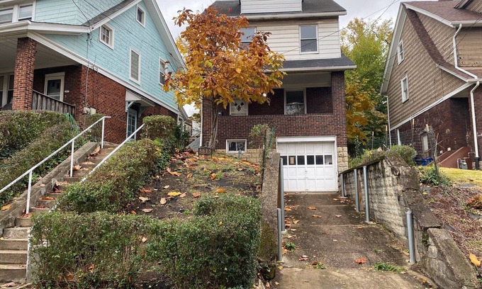Squirrel Hill South Casa | Squirrel Hill home, sleeps 11. 10 min to Oakland & Downtown.