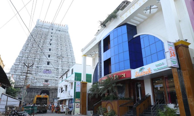 Tiruvannamalai Hotel | Sri Sarvesha JS Palace temple view