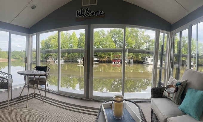 Bainbridge Alquiler De Eote | SS MINNOW 55' Houseboat on the Flint River, a floating oasis!