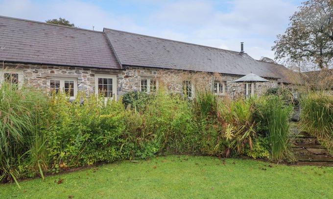 Wolf's Castle Cabaña | ST DOGWELLS BARN, family friendly, with hot tub in Wolfscastle