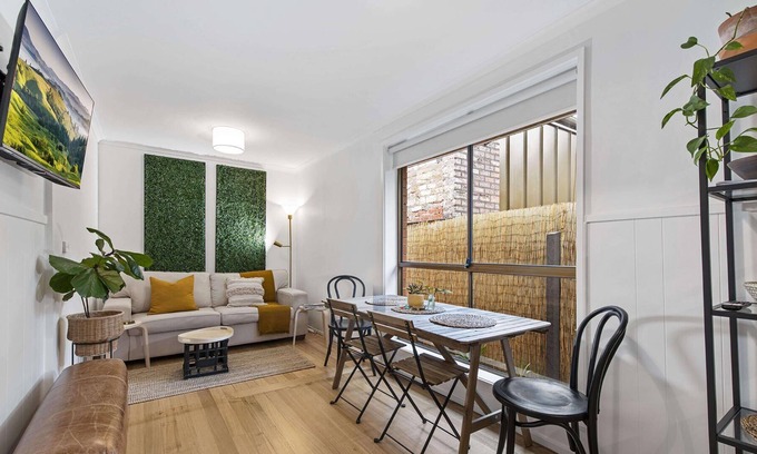 Fitzroy North Casa | St Georges Road - A home with a secret outdoor garden, Pet Friendly, Netflix