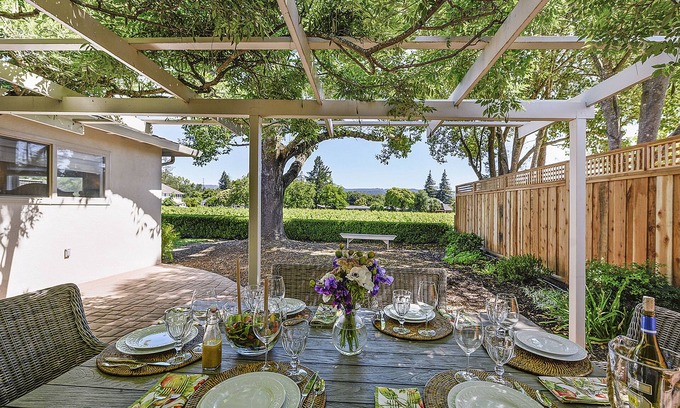 St. Helena Casa | St. Helena with Beautiful Vineyard View near Main Street