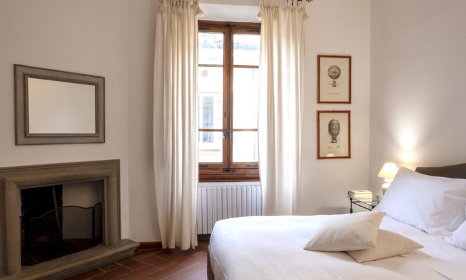 Santa Maria Novella Apartamento | St.James. Elegant & Roomy 2' train station w/ lift - Pria Apartment