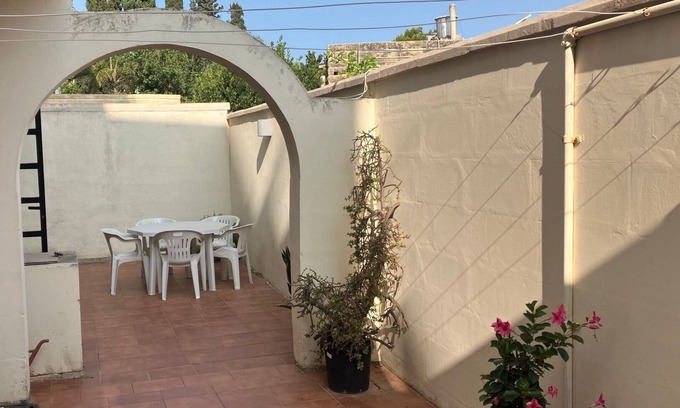Tal-Ghoqod Apartamento | St. Julians apartment with yards in a very quiet area, near amenities and beach