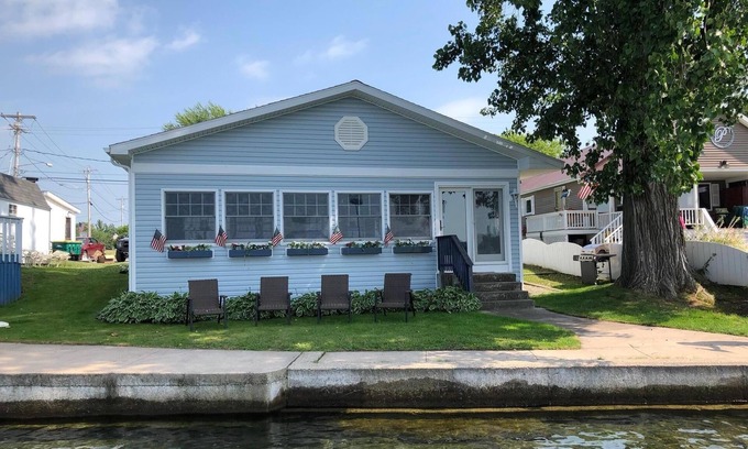 Fishers Landing Cabaña | S t. Lawrence Riverfront Cottage con muelle privado