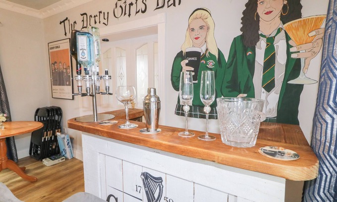 Muff Cabaña | ST. MICHAEL'S, pet friendly, with hot tub in Muff, County Donegal
