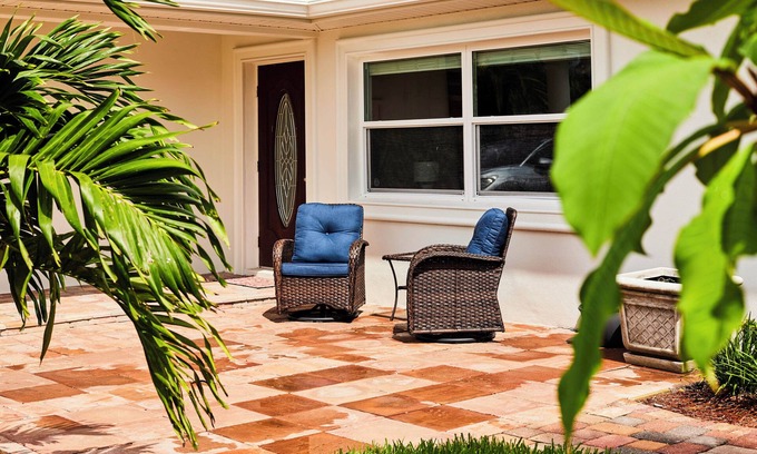 St. Pete Beach Casa | St. Pete Beach 1 blk l 3 King beds l Sleeps 12