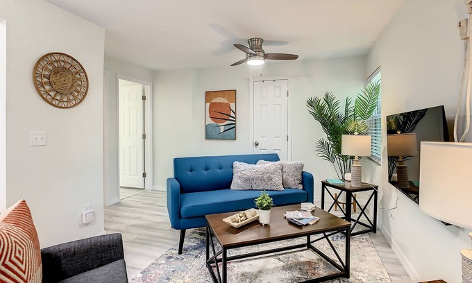 Historic Uptown Apartamento | St Pete Charm! 2bd/1ba walk downtown 1st Floor