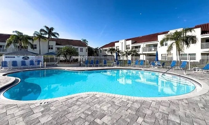 Isla del Sol Condominio | St Pete's Premium Resort - Newly Renovated - Pool & Hot Tub - 7 Day Rental
