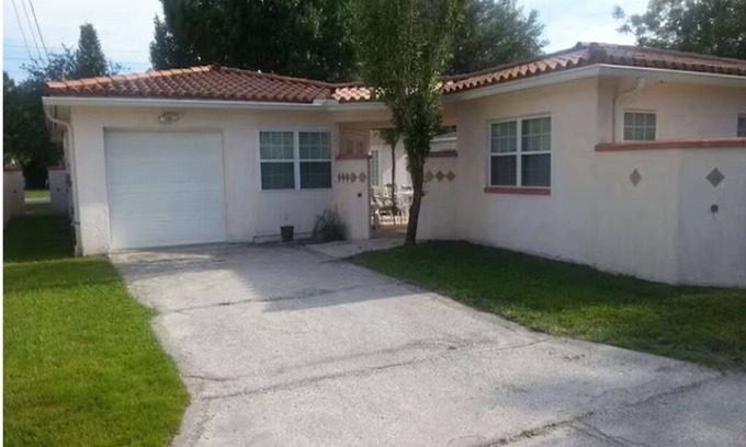 North East Park Casa | St. Petersburg Romantic Vacation Couples Getaway!