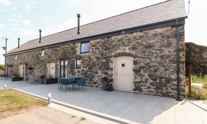 Ty Croes Cabaña | STABAL, pet friendly, character holiday cottage in Rhosneigr