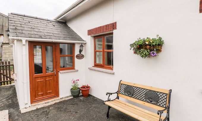 Haverfordwest Cabaña | STABLE COTTAGE, pet friendly, with a garden in Haverfordwest