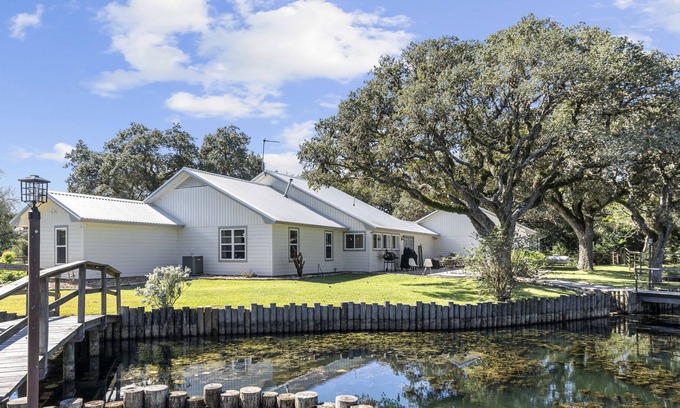 Columbus Otro | Stable Oaks with PARTY BARN, pond, firepits on 5 acres!