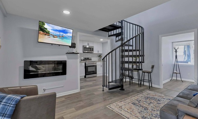 Buckeye Lake Casa | Stairway to Lake Views