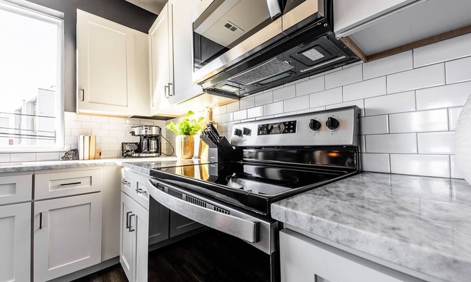 Whitebridge Casa | STALLION STABLE - ROOFTOP DECK - MINS TO MIDTOWN