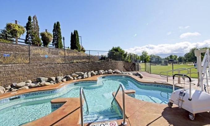 Wisconsin Dells Villa | Stand Alone 2 Bedroom Villa - Closet To Pool - Wisconsin Dells Resort