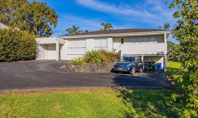 Auckland Casa | Stand-Alone Sunny Modern 3 Bedroom Home - North Shore