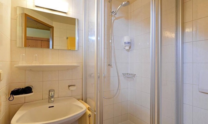 Scheffau am Wilden Kaiser Cama Y Desayuno | Standard room 3, shower/WC, from 4 nights half board - Berggasthof Bärnstatt