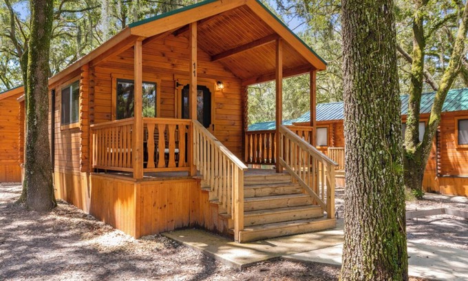 Thonotosassa Cabina | Standard Cabin with Porch - Happy Travelers RV Resort