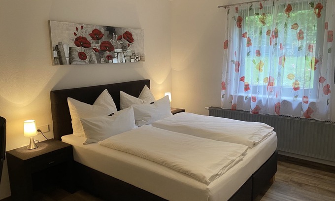 Pfeffingen Apartamento | Standard double room, 22sqm, ground floor, private bathroom, garden view