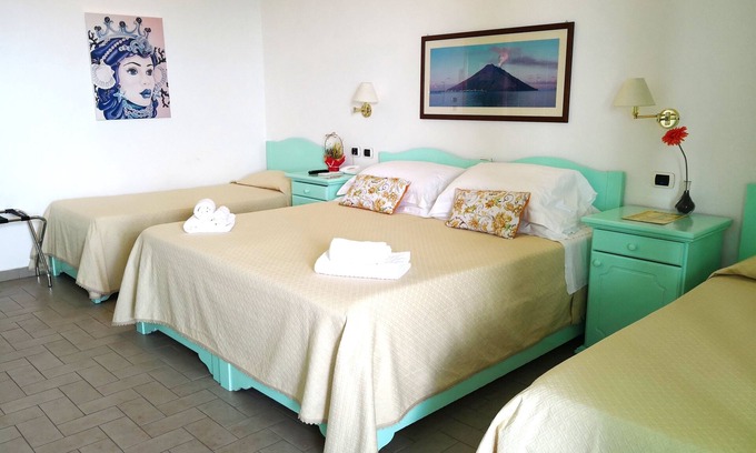 San Vincenzo Hotel | Habitación Cuádruple Estándar a pocos pasos del mar.