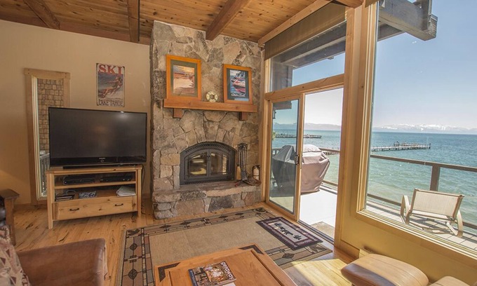 Tahoe City Condominio | Hermosa High-End 4br Lake Front Condo en Star Harbor con acceso Barco, HOA piscina, ping pong, y Pier!