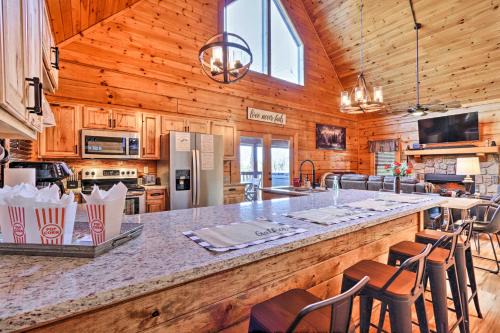 Sevierville Casa | Star Lite Cabin Hot Tub, Deck and Pool Table
