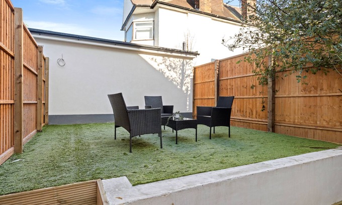 West Hendon Apartamento | Modern 2BR 2BA w garden parking 5 min walk 2 tube.