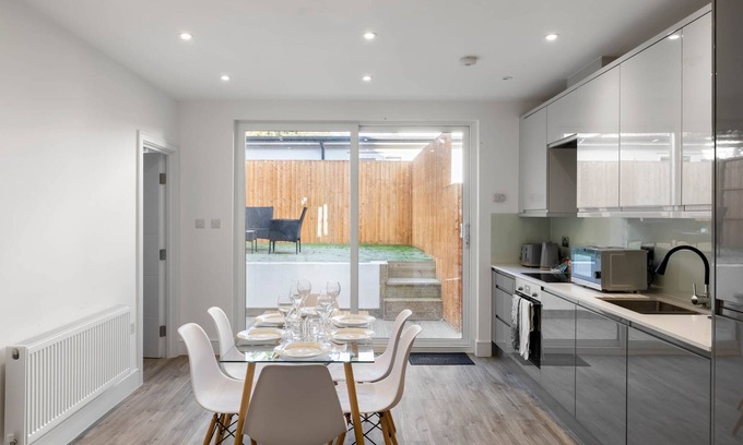 West Hendon Apartamento | Modern 3BR 2BA w garden parking 5 min walk 2 tube