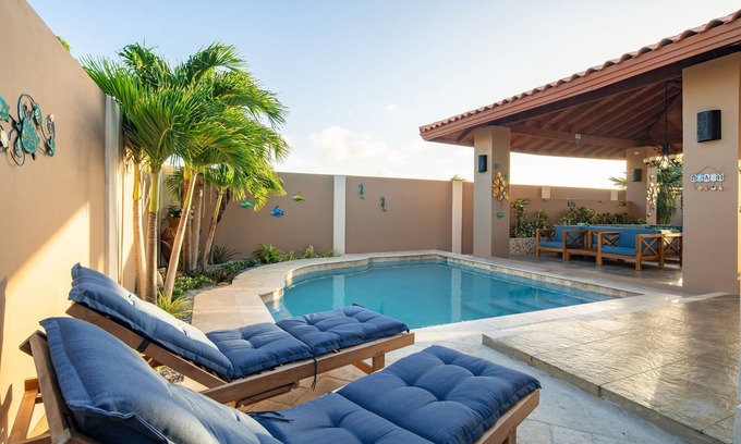 Noord Villa | Star of the Sea Villa Walk to Palm Beach & Plaza