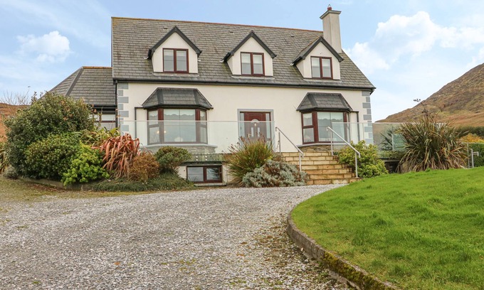 Eyeries Cabaña | STARBAY HOUSE, pet friendly, with open fire in Eyeries, County Cork