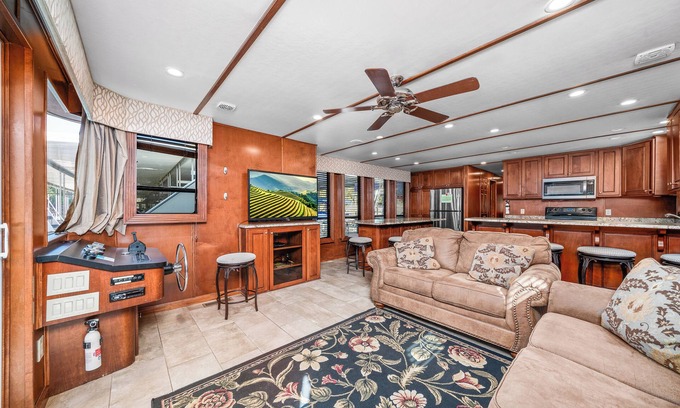 Byrdstown Alquiler De Eote | Stardust - 6bedroom/2bath houseboat with full kitchen, hot tub and so much more!