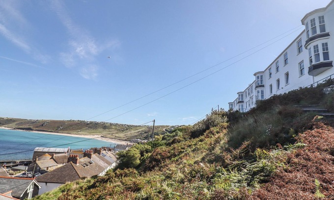 Sennen Cove Cabaña | STARFISH, pet friendly, country holiday cottage in Sennen Cove