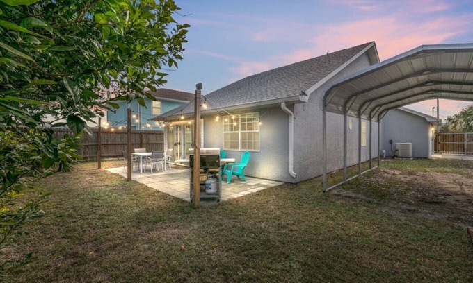 El Centro Beach Casa | StarfishBeachHouse: 2Blks2Bch, Outdoor Living, Dogs OK, FREE Daily Activities!