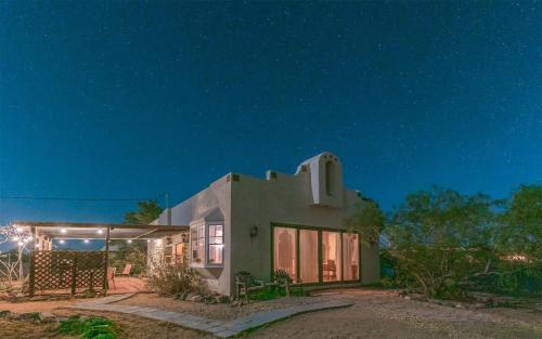Joshua Tree Casa | Stargazing from the Hot Tub at Sahara Madre, a Gorgeous Desert Retreat