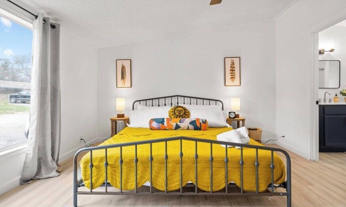 Canyon Lake Cabina | Starlight Horizon - The Yellow Rose - Cabin C