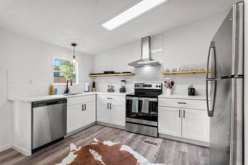 Canyon Lake Casa | Starlight Horizon Cabin M - Pet-Friendly Texas Hill Country Cabin Near Canyon Lake - Pool, Stargazing & Group Getaways - Sleeps 8