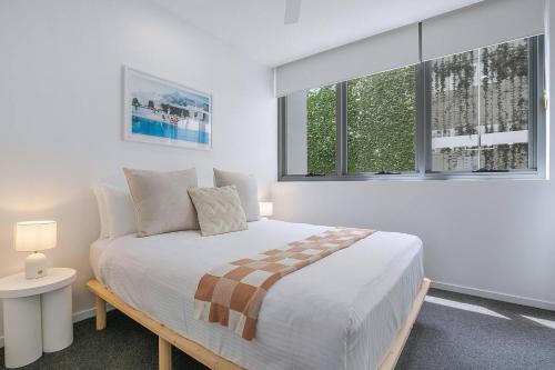 Palm Beach Apartamento | Starlit Palms - Chic Poolside Haven by the Beach