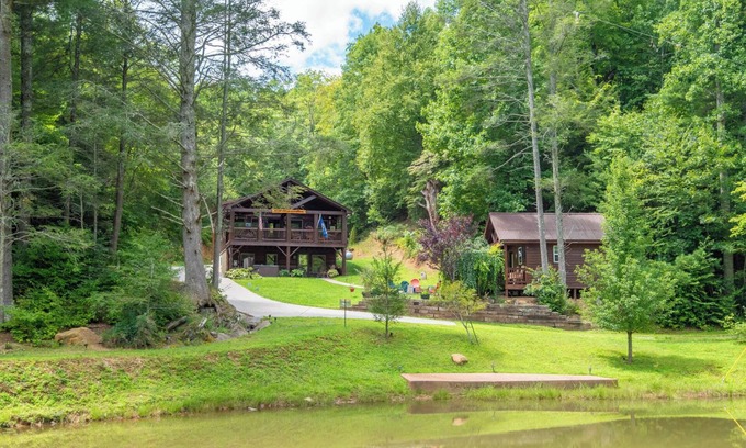 Millers Creek Cabina | Stars, Stripes, & Serenity - Blue Ridge Parkway Cabin - Hot Tub - Fire Pit - Hiking