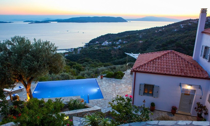 Glossa Villa | Villa de vanguardia con piscina infinita, jacuzzi, refrigeración confortable, vista del atardecer